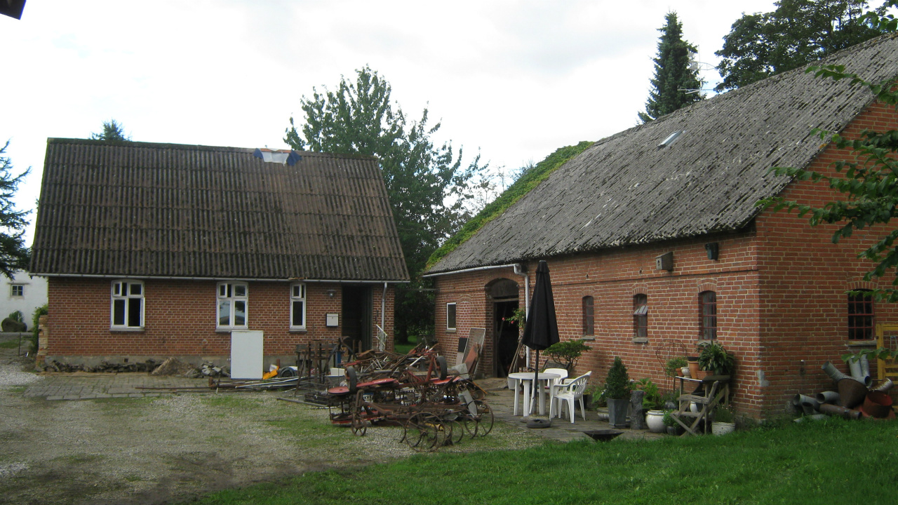 Først skulle der ryddes op, flere tons jern blev kørt væk.