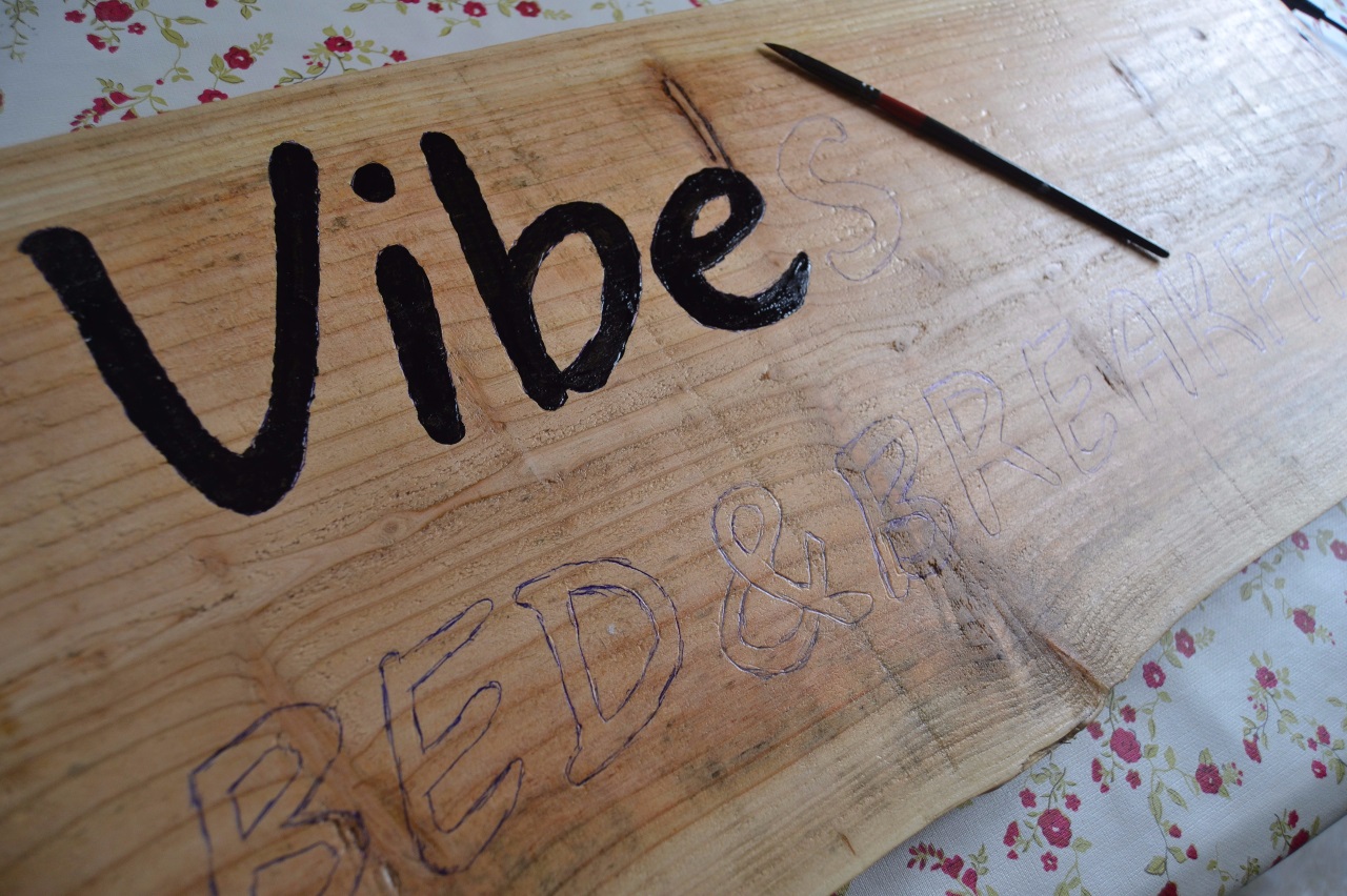 Vores nuværende skilt ved vejen trængte til fornyelse, og der blev gjort flere overvejelser omkring hvordan et nyt skilt skulle se ud. Vi kan bedst lide at lave tingene selv, så en rå planke blev skåret til, bogstaver printet ud og overført til planken. Nu mangler jeg bare at male bogstavenerne op, så er det klar til montering. 