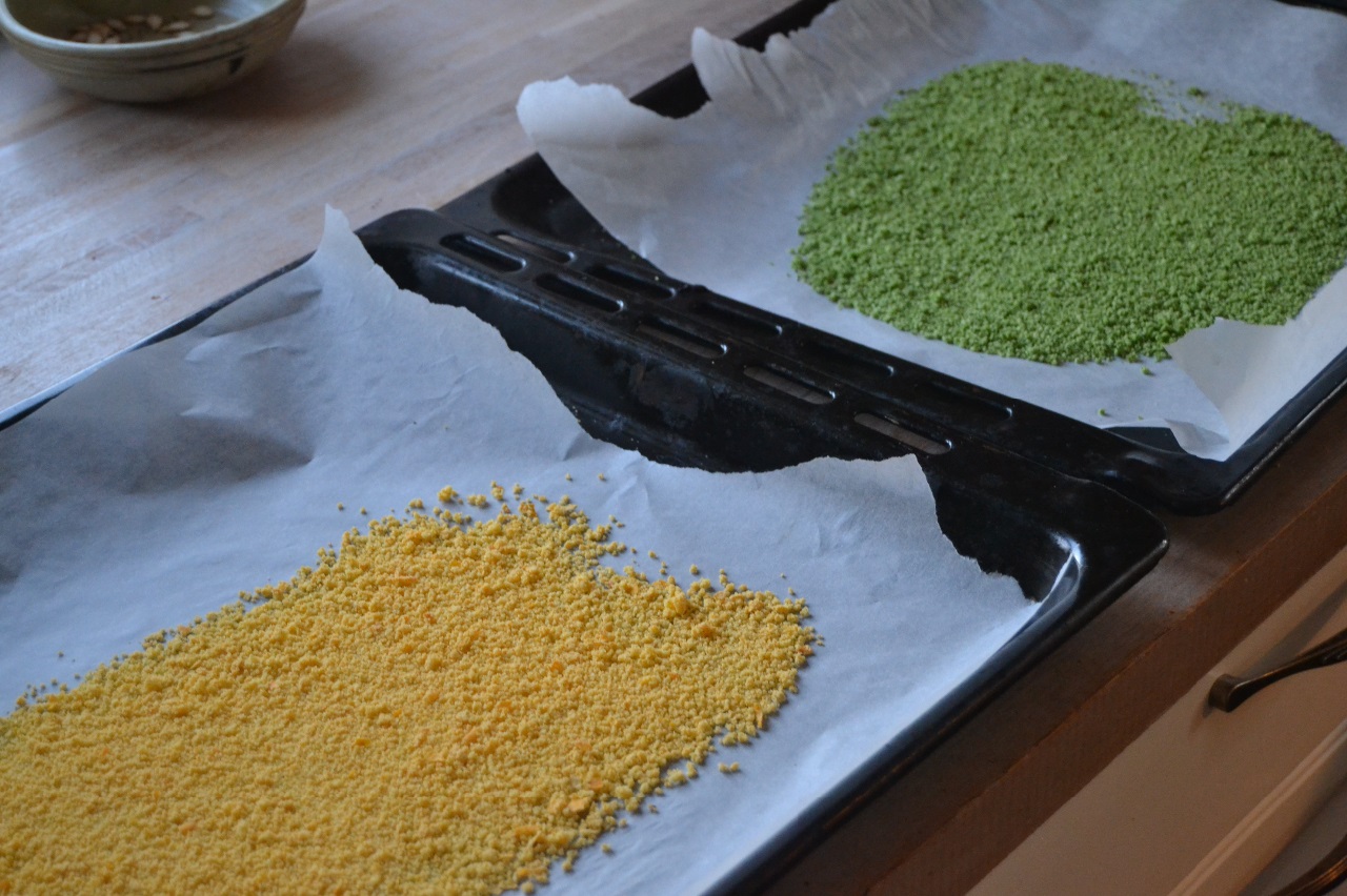 I sommer besøgte jeg sammen med min veninde en b&b, hvor værtinden(en frisk 80 årig!) blandt meget andet lavede sit eget urtesalt. Det gav mig lyst til selv at prøve. Har lavet to slags, en med morgenfrueblomster og gul chili, og en anden med persille,timian og hvidløg. Lige til at blive glad af.

This summer I visited a b & b where the host (a fresh 80 year old!) among many other things made her own herb salt. It made me feel like trying myself. I have made two kinds, one with marigold flowers and yellow chilli, and another with parsley, thyme and garlic. Just to be fond of.