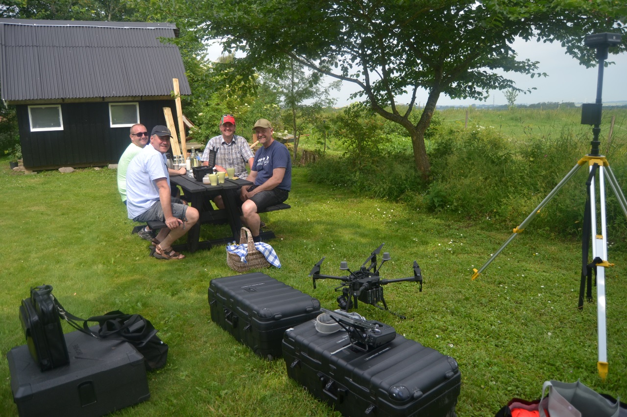Denne gang blev det udendørs servering til droneflyverne..vi har gæster fra Sverige for tiden, så vi fandt en alternativ, men vist ikke ringere løsning. Vejret viste sig fra sine pæne side med masser af sol og varme, og jeg havde pakket en madkurv med sandwich og kolde drikke.  En af gutterne sagde: 