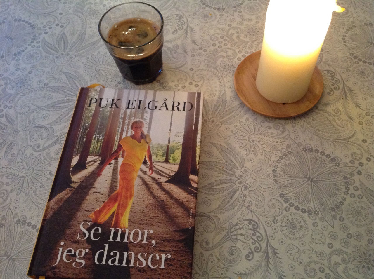 Lykken er at få sig sat ned med en bog man ikke kan slippe igen. Bare det at få sig sat ned er en øvelse for mig. Og de mange regnvejrsdage indbyder ikke til meget andet end indendørssysler. 