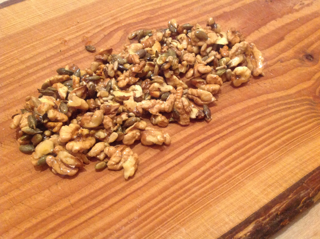 En lækker crunchy blanding af valnødder, græskarkerner og solsikkekerner der ristes på en tør pande og vendes i flydende honning. Perfekt som topping til skyr.