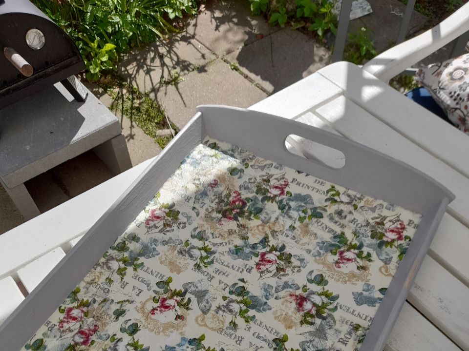 Min morgenmadsbakke var efterhånden blevet lidt slidt og kedelig at se på. Kanten var lakeret træ, og bunden hvid laminat. Så nu har jeg været i gang med lidt grå kalkmaling til kanten, og har forsøgt mig med decoupage for første gang..det er lykkedes ret godt, og bakken har fået nyt og flottere vintagelook.